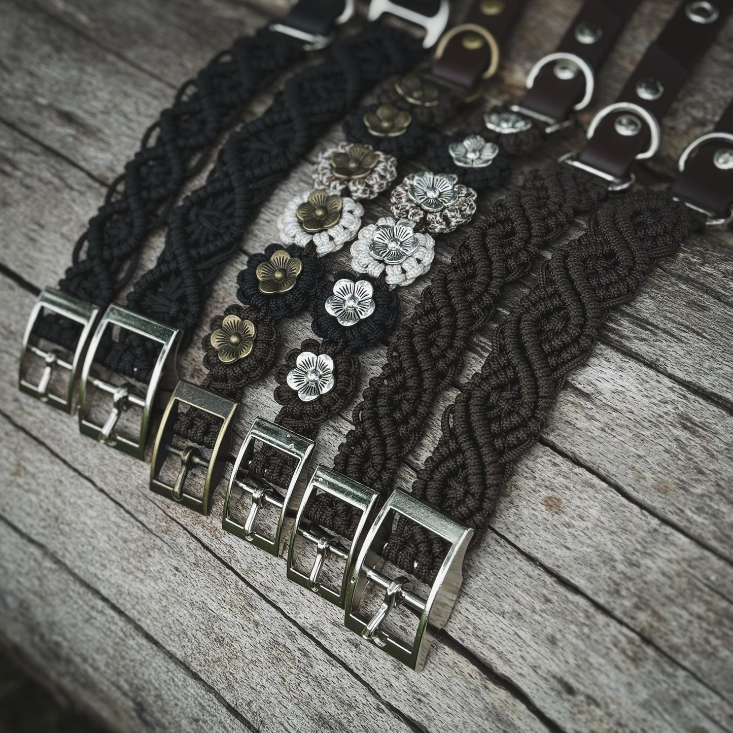 Detaljerad bild av handgjorda mörkbruna och svarta hundhalsband i slitstarkt paracord och BioThane-rem