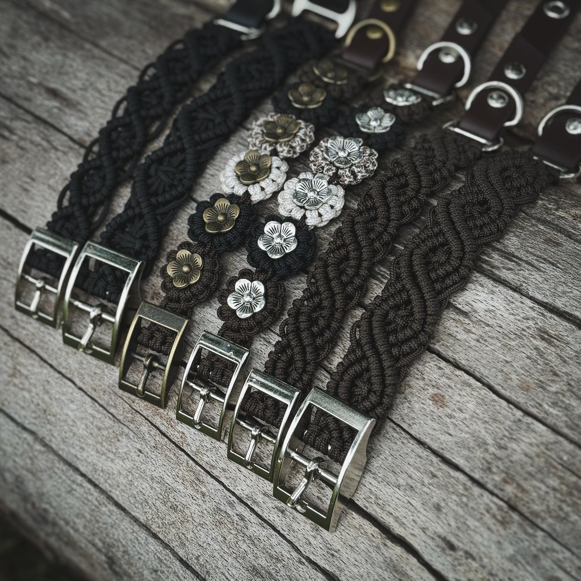 Detaljerad bild av handgjorda mörkbruna och svarta hundhalsband i slitstarkt paracord och BioThane-rem