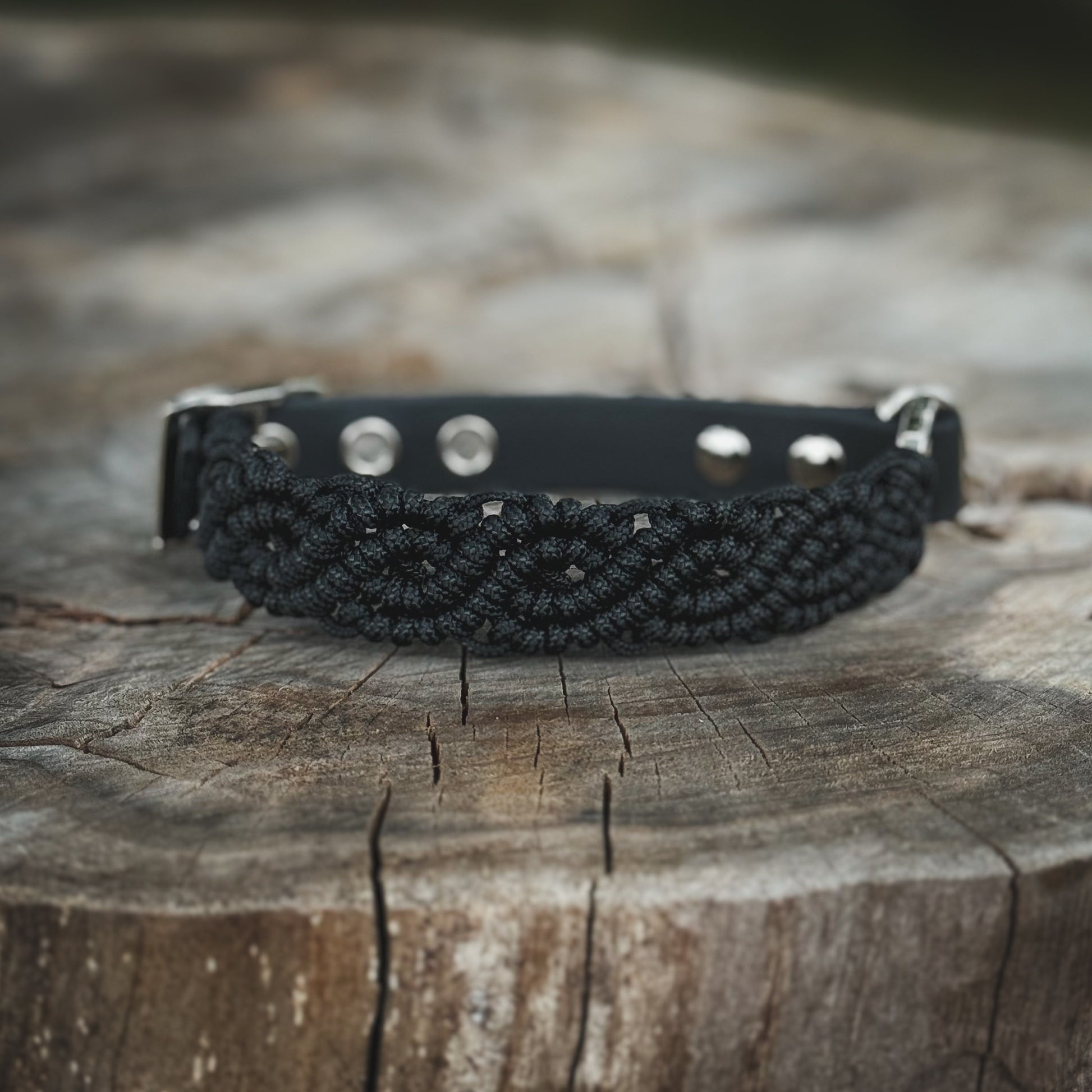 Flätat svart hundhalsband i paracord, handgjort med justerbar BioThane-rem
