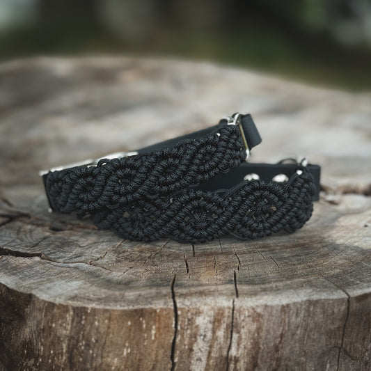 Närbild av svart paracord-hundhalsband med hållbar BioThane-rem