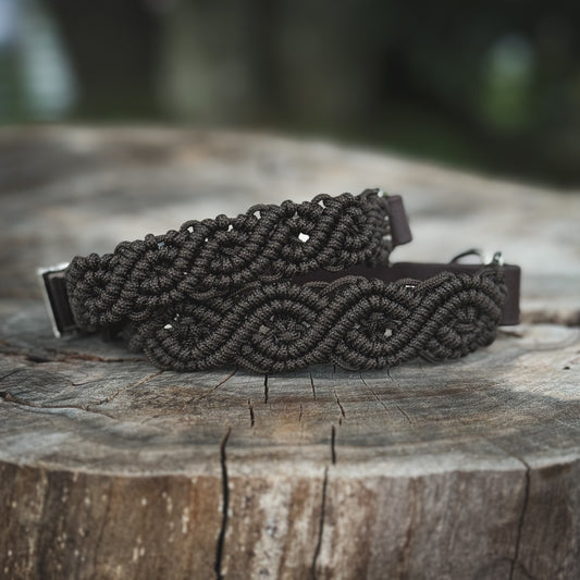 Handgjort mörkbrunt hundhalsband av flätad paracord och slitstark BioThane-rem för små och medelstora hundar