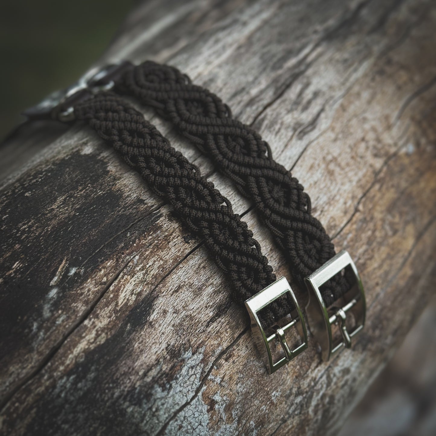 Närbild av mörkbrunt paracord-hundhalsband med hållbar BioThane-rem