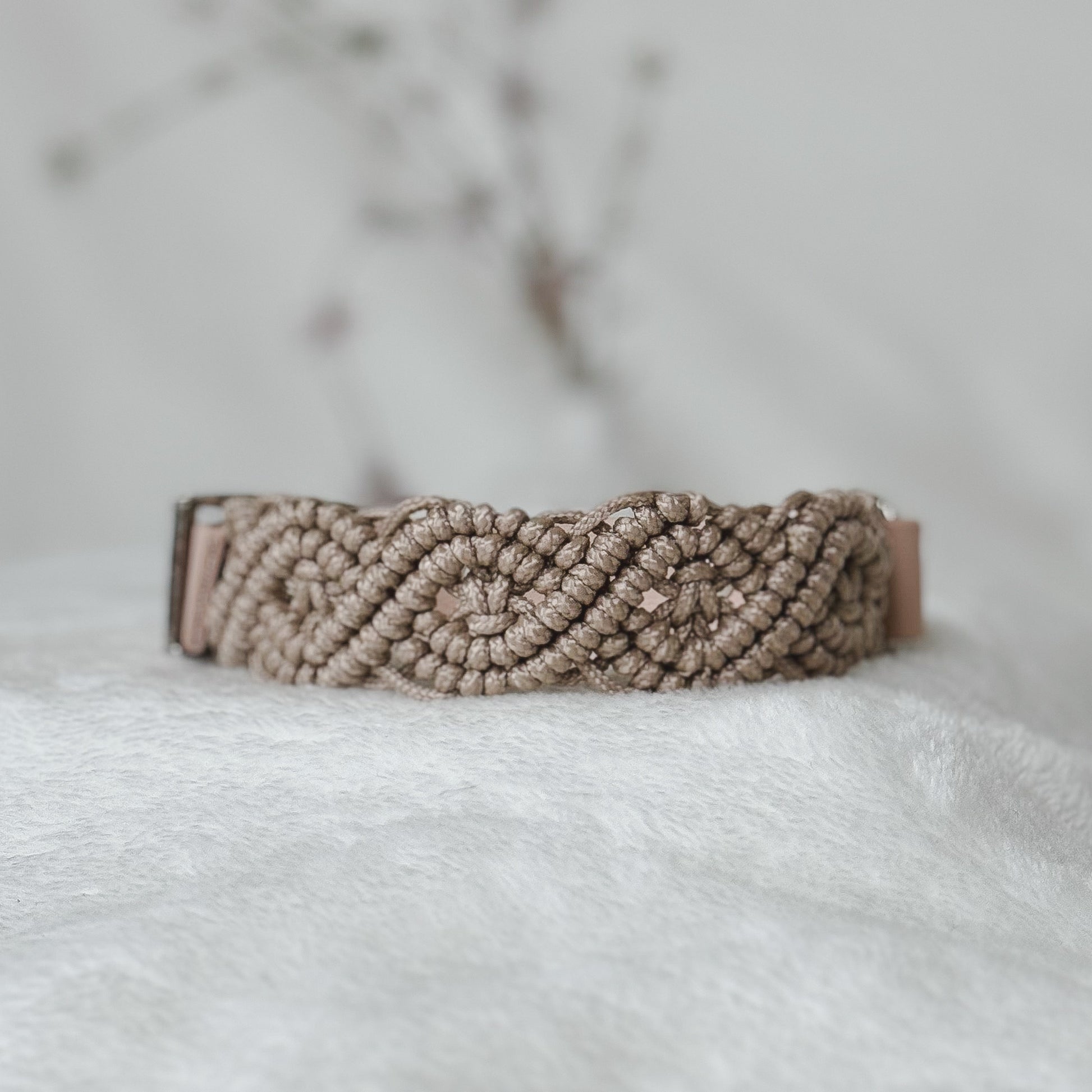 Handgjort beige hundhalsband av paracord med slitstark BioThane-rem, närbild